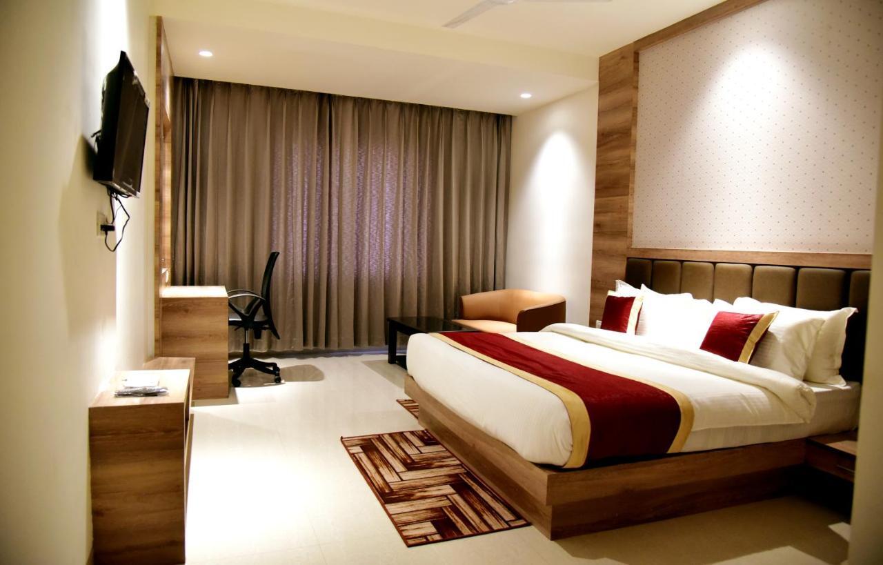 Hotel Crystal Grand Haldwāni Kültér fotó