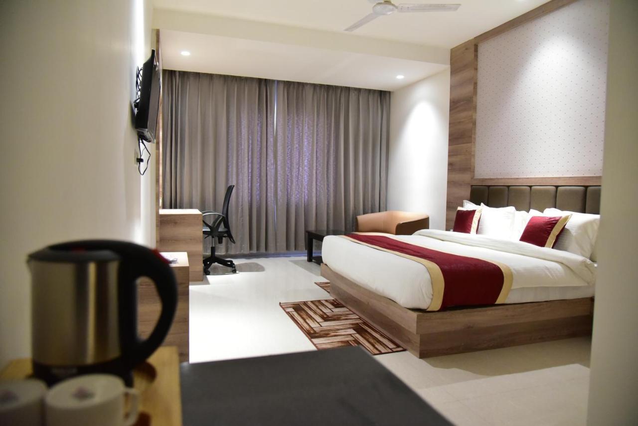 Hotel Crystal Grand Haldwāni Kültér fotó