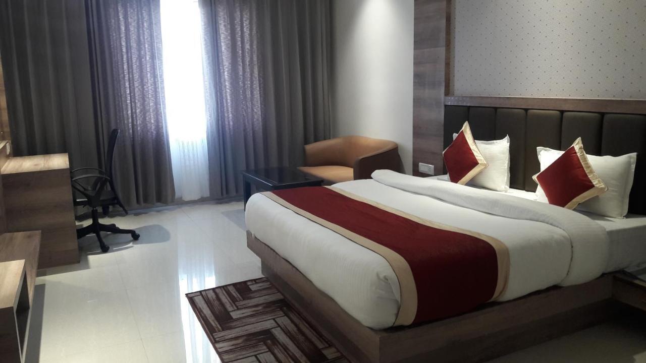 Hotel Crystal Grand Haldwāni Kültér fotó