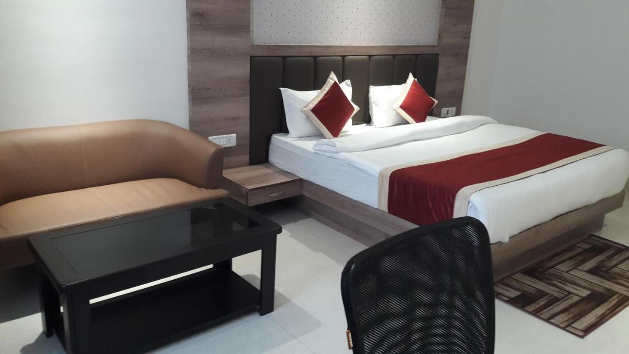 Hotel Crystal Grand Haldwāni Kültér fotó