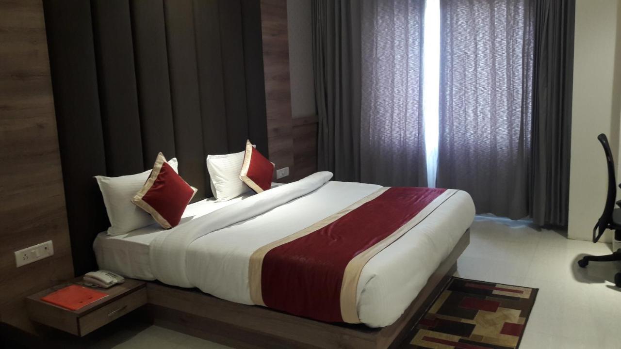 Hotel Crystal Grand Haldwāni Kültér fotó