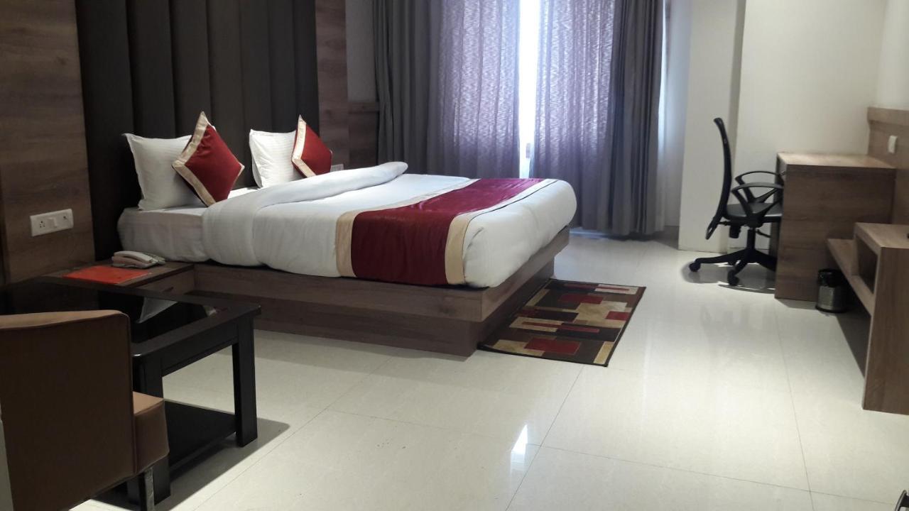 Hotel Crystal Grand Haldwāni Kültér fotó